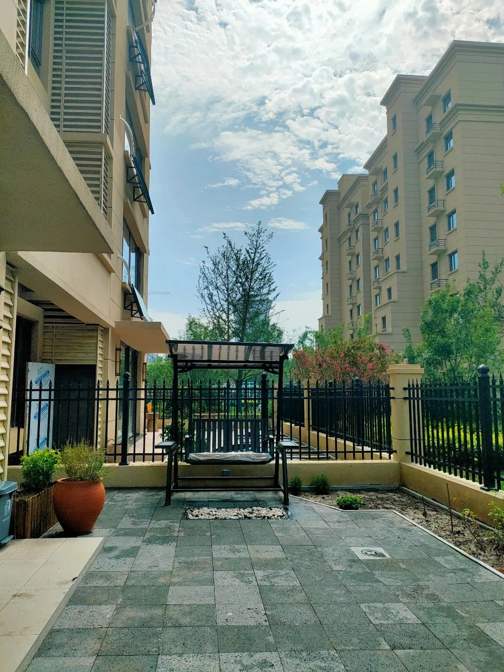 Customized Natural Volcanic Plate Lava Blocks, Volcanic Rock Bricks, Lava Stone Flagstone Volcanic Stone Tiles for Outdoor Paving