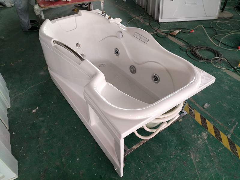 Угловая акриловая ванна с гидромассажем