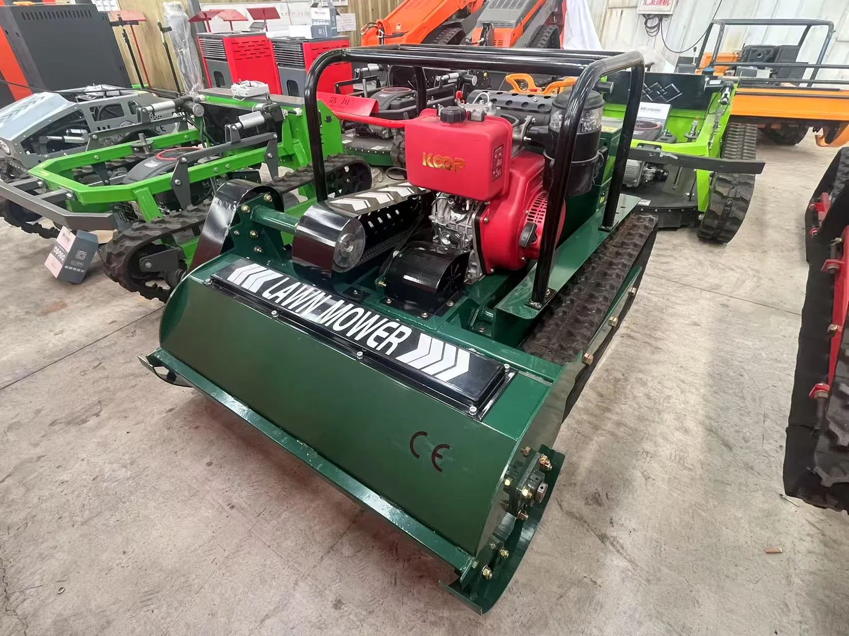 Робот-газонокосилка с бензиновым двигателем и пультом ДУ