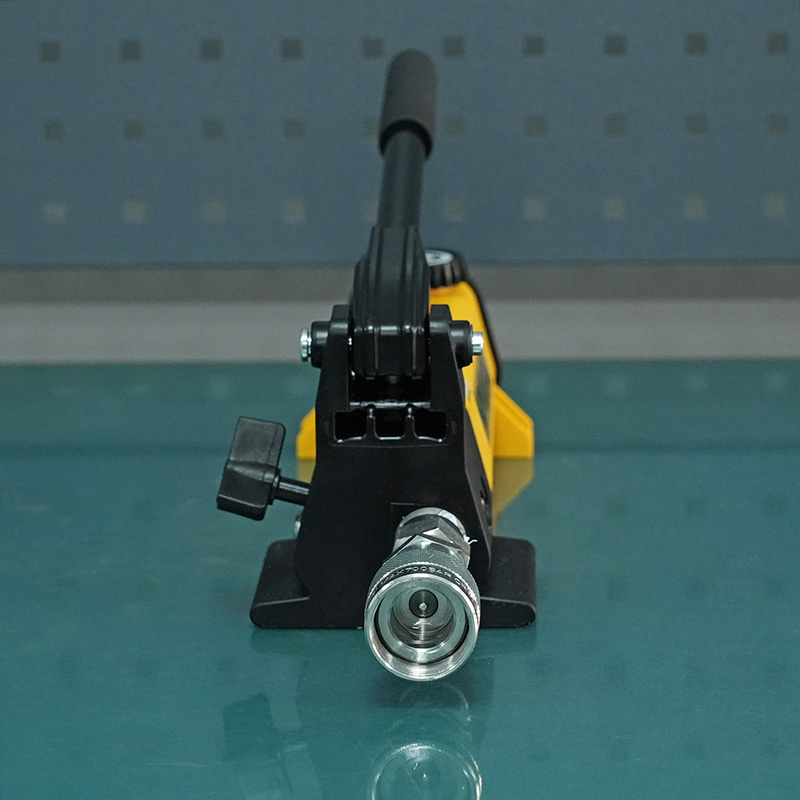 P142 10000psi/700 Bar Single Acting Two Speed Lightweight Hydraulic Hand Pump Manual Pump