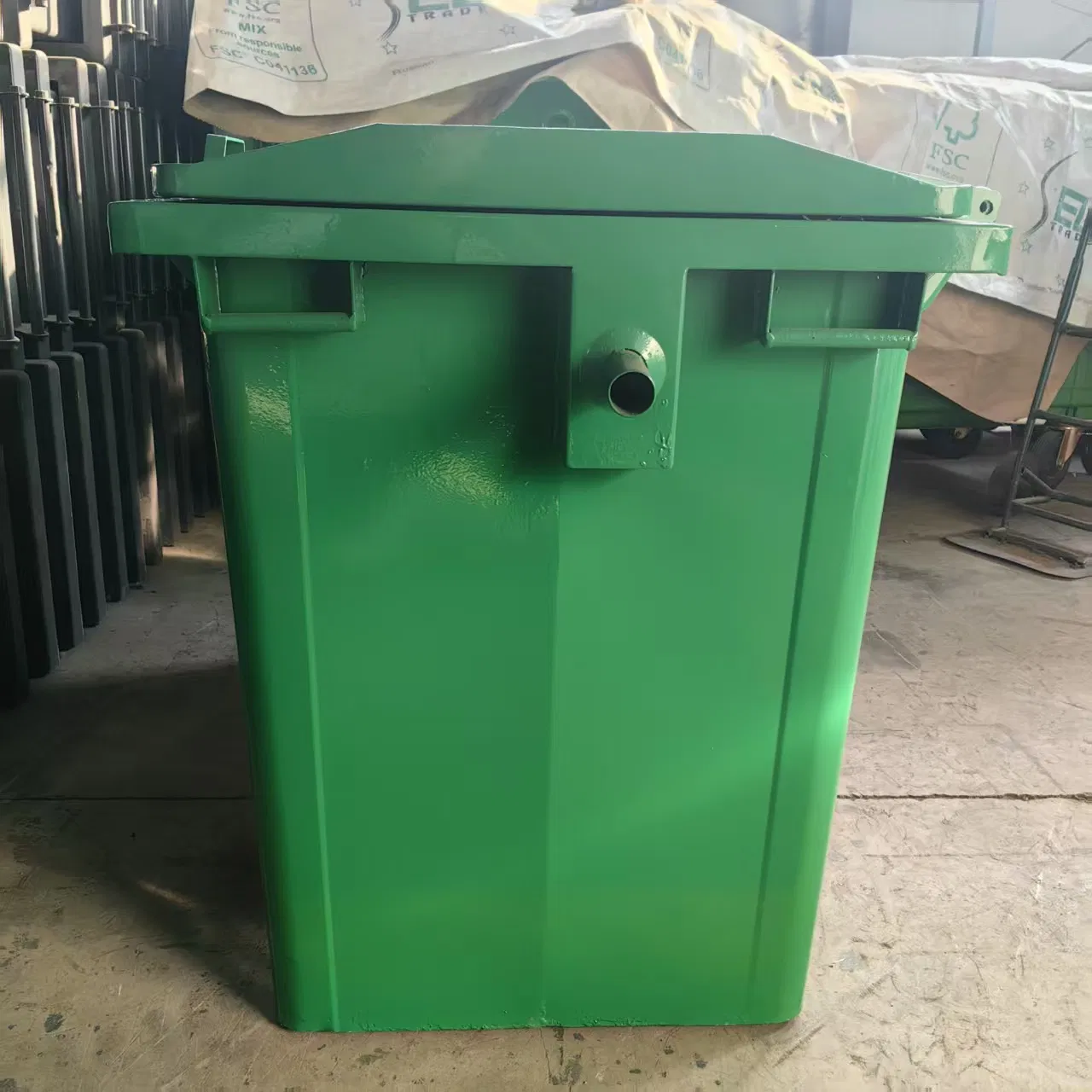 Металлическая урна 660L для эффективного сбора мусора