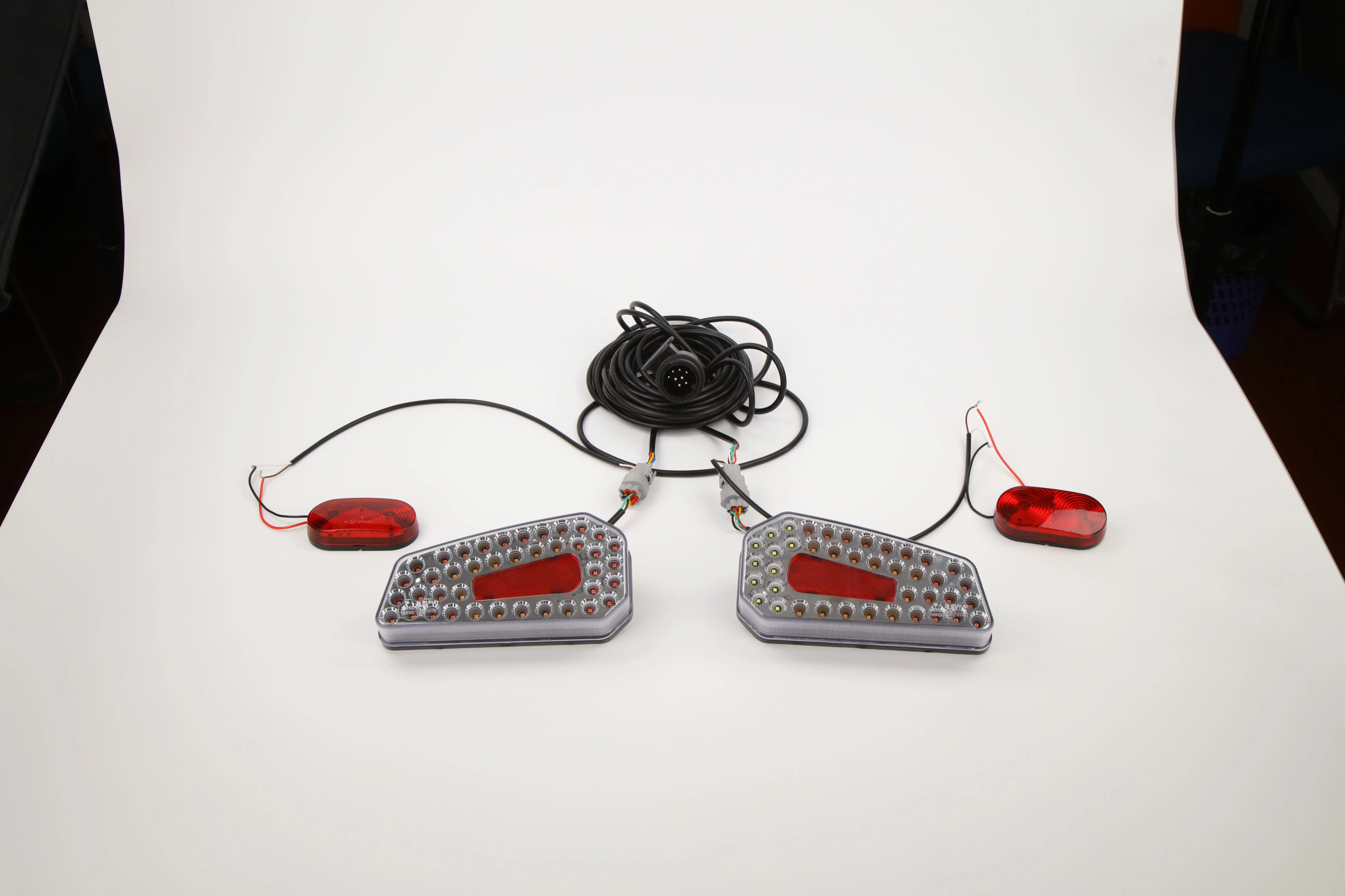 Задний фонарь для велоприцепа со светодиодами стоп-сигнала, габарита, поворота, заднего хода, противотуманного и номерного освещения