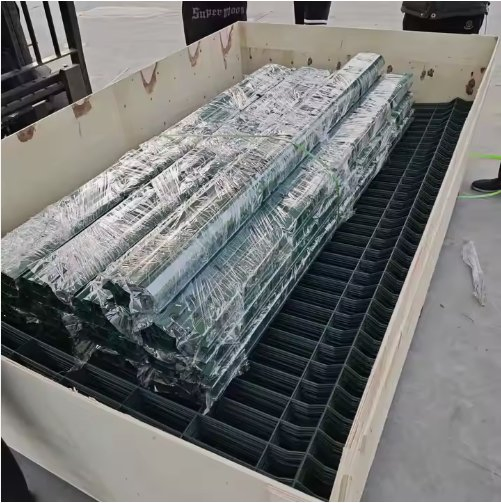 Factory Price High Security Fence PVC Welded Mesh Panel Peach Post Garden Fence Curved Panel 3D Fence