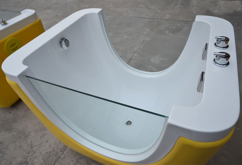 Детская ванночка с гидромассажем и подсветкой