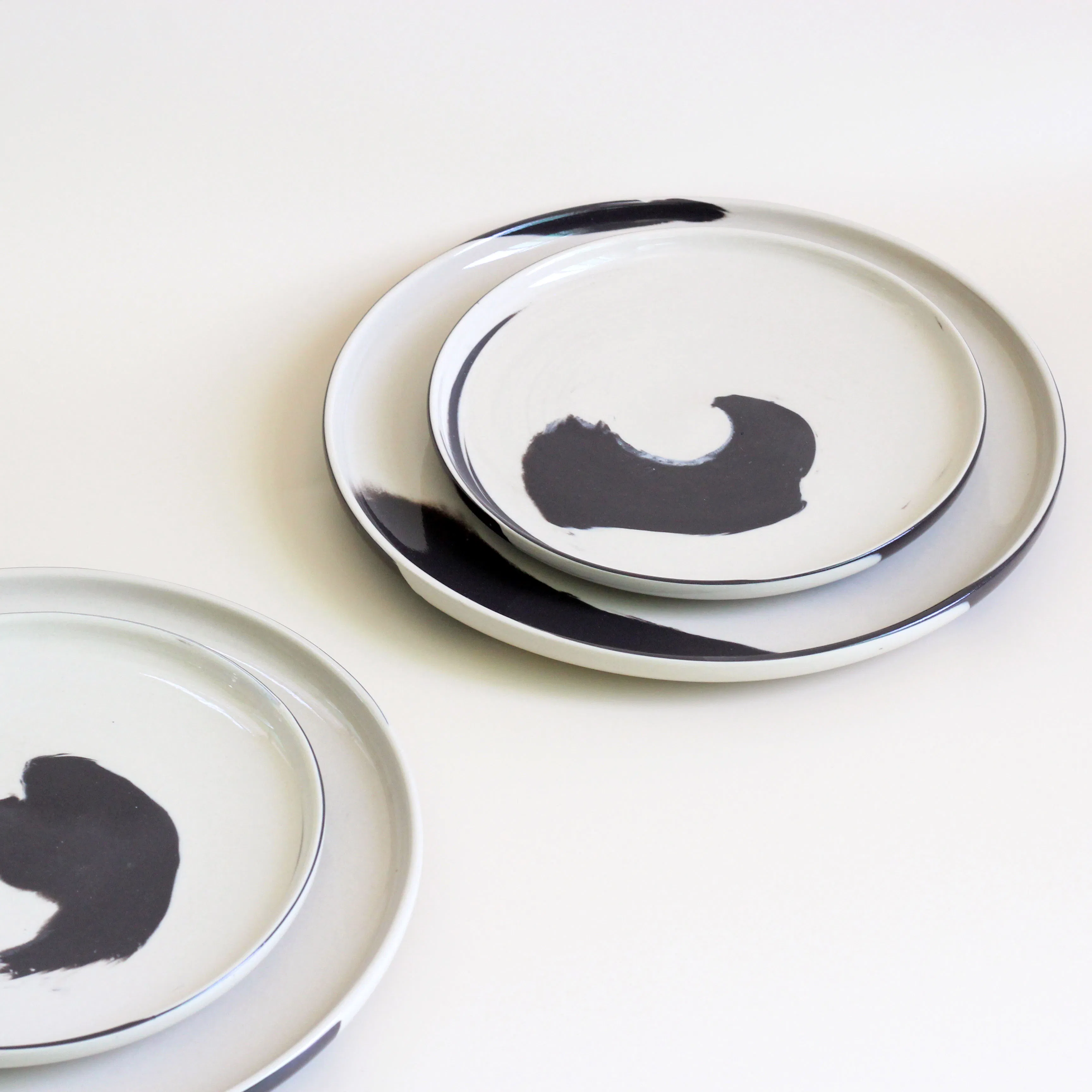 Stylish Customizable Round Ceramic Dinnerware Set for Modern Homes