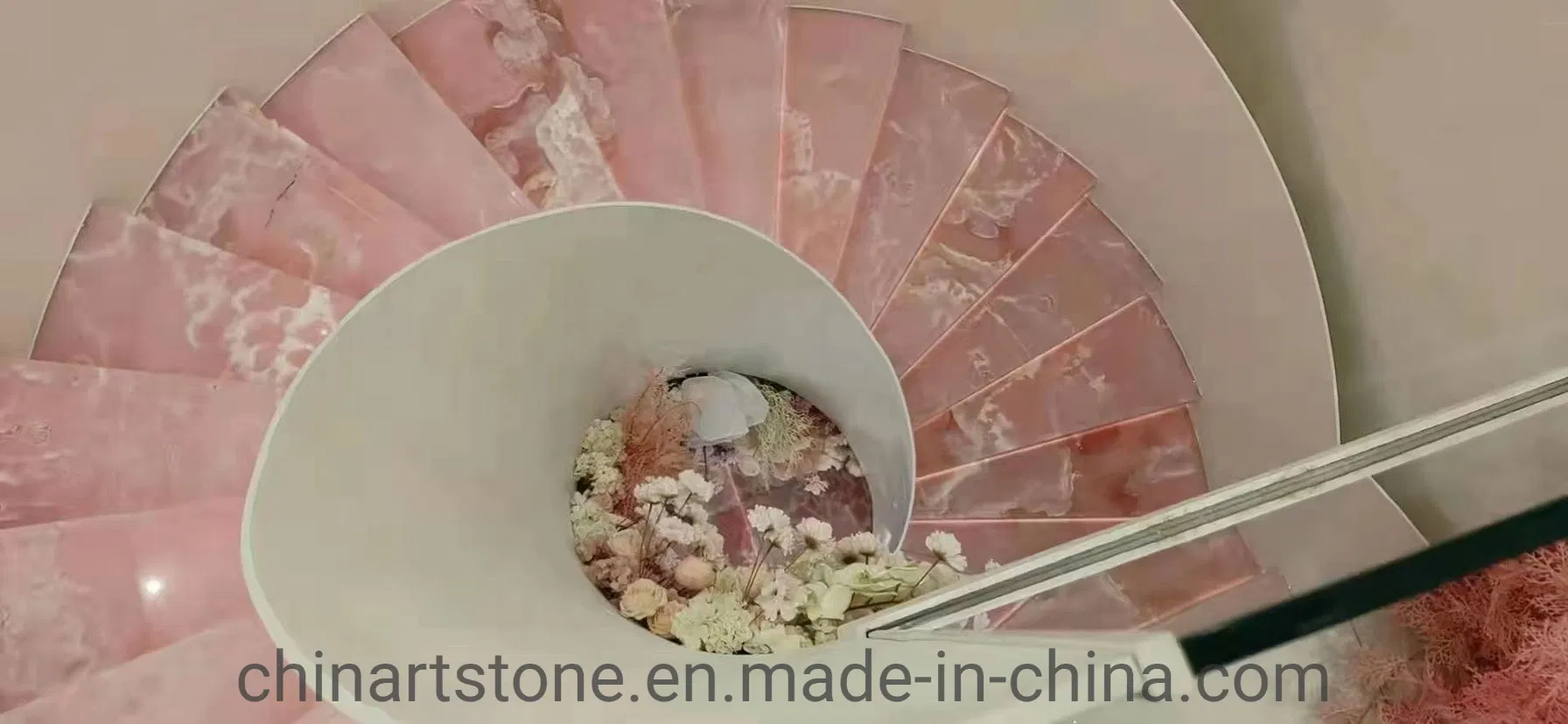 Угловая ванна из мрамора и оникса