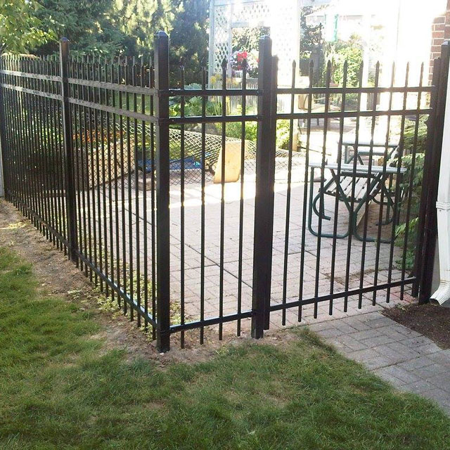China Supplier Black Metal Tubular Backyard Cast Iron Fence