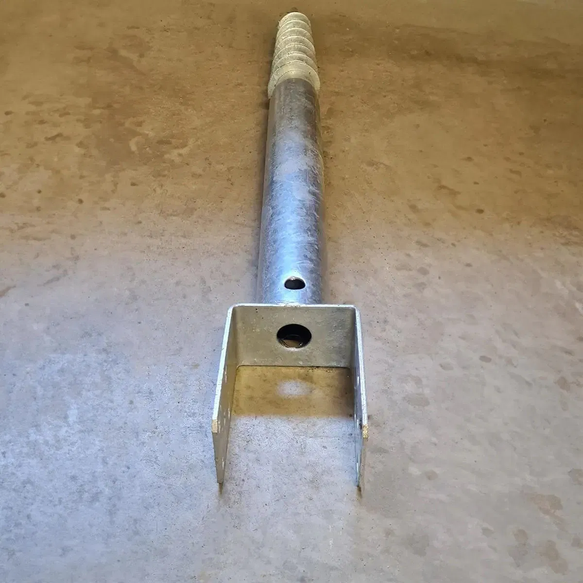 Винтовой анкер U-образный для столбов 4x4