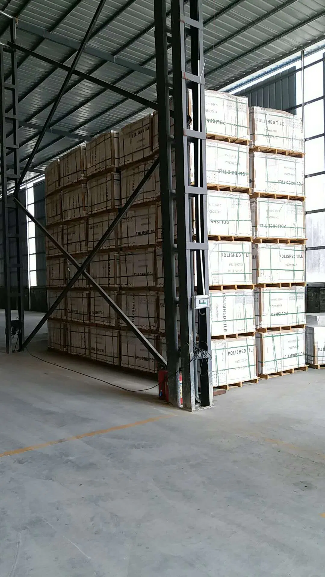 Керамогранитная плитка 60x60 см под дерево светлая