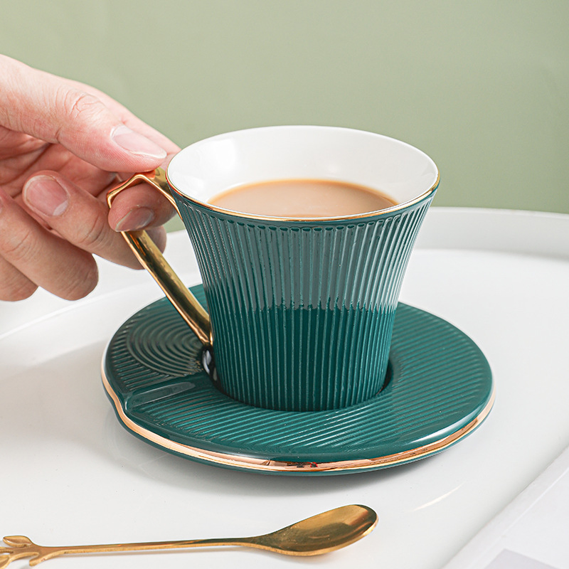 Европейская фарфоровая чашка с блюдцем, полосатая