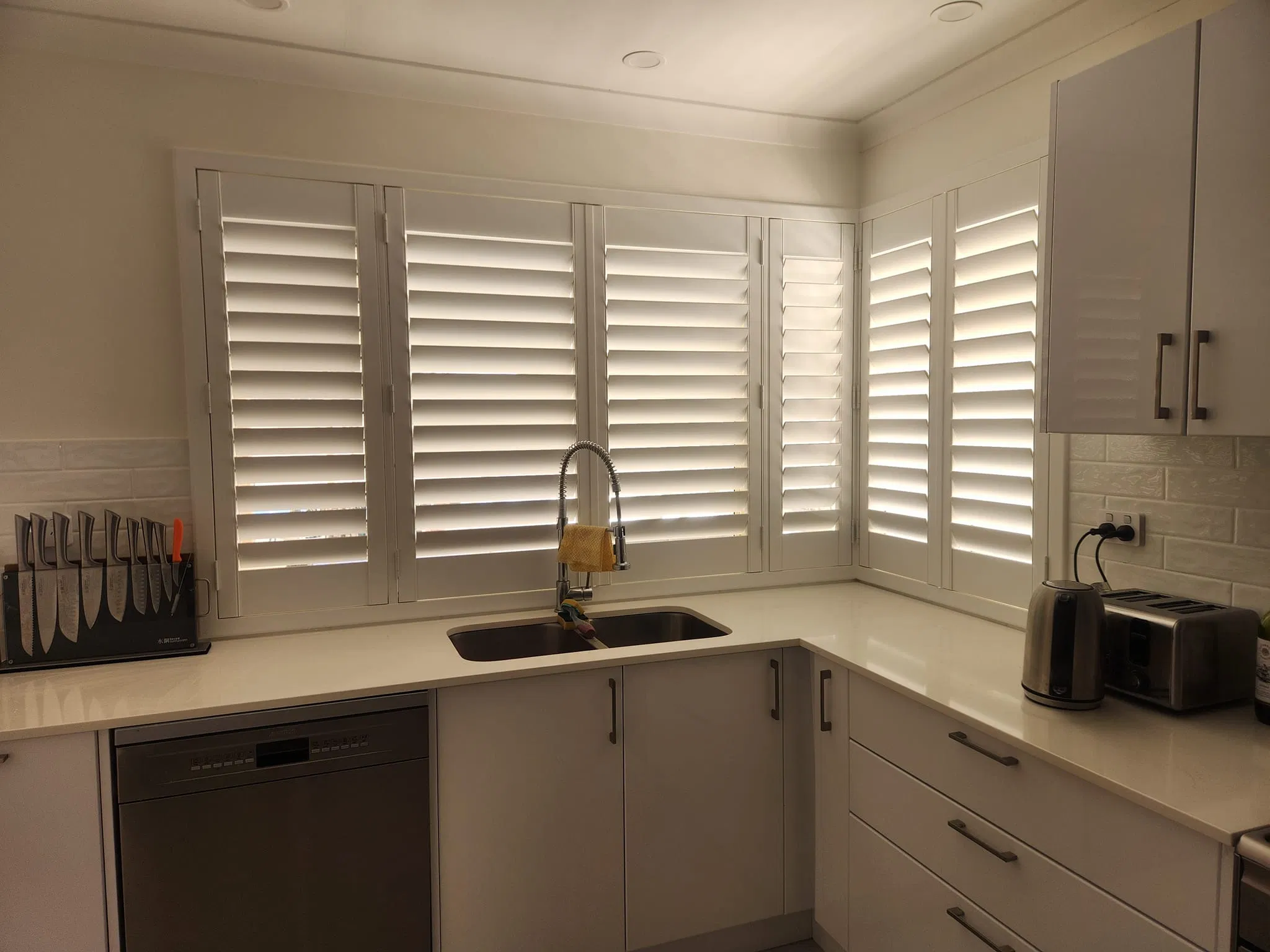 Durable PVC Plastic Blade Plantation Shutter Windows Blinds Shades Shutters Supplier