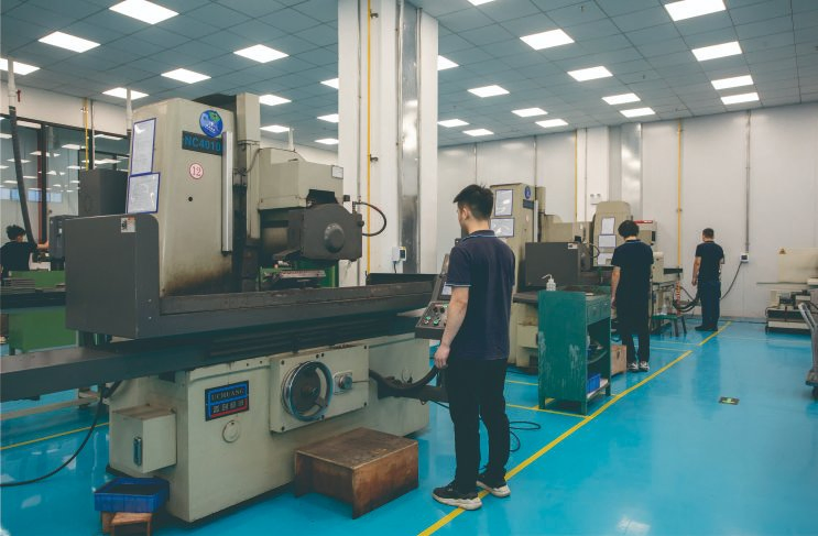 Индивидуальная литьевая форма для зарядки автомобильных деталей