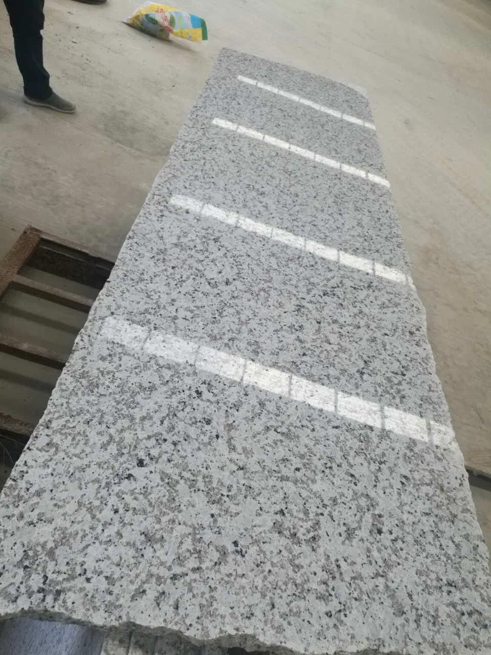 Hot Sale Natural White Flower Polished Granite for Train Station