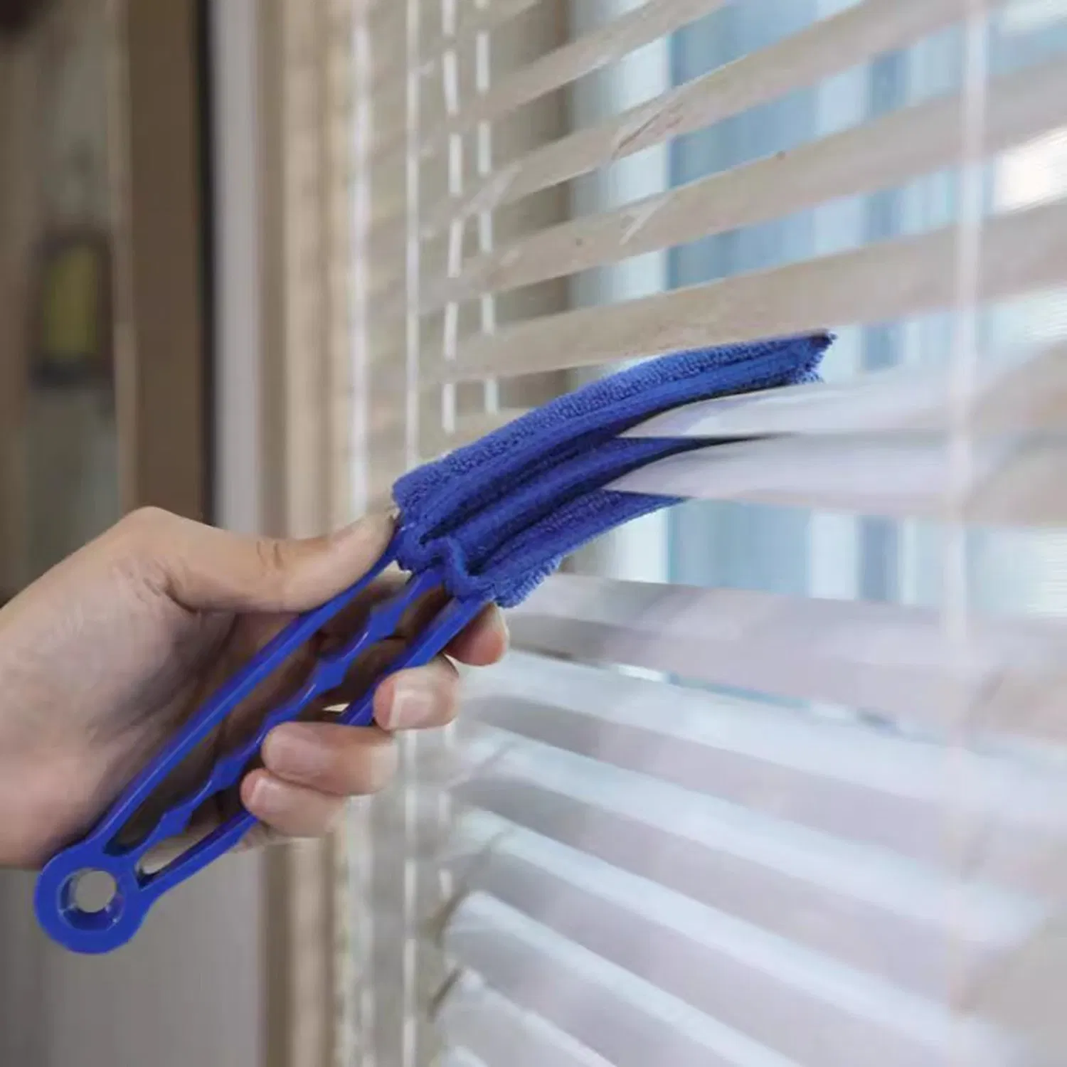 Микрофибровая щётка-перчатка для уборки