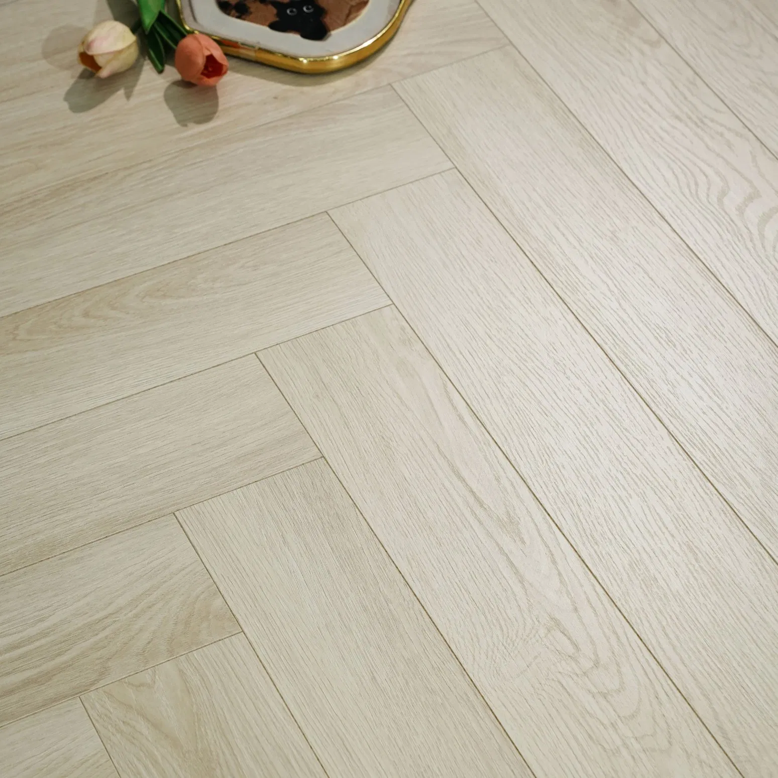 Customized Solid Wood Composite Flooring with Herringbone Pattern and Simple Wooden Flooring