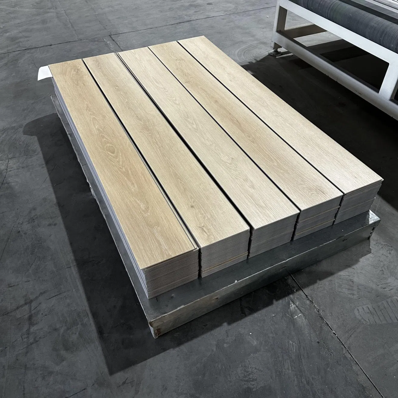 Роскошная влагостойкая SPC плитка с противоскользящим покрытием