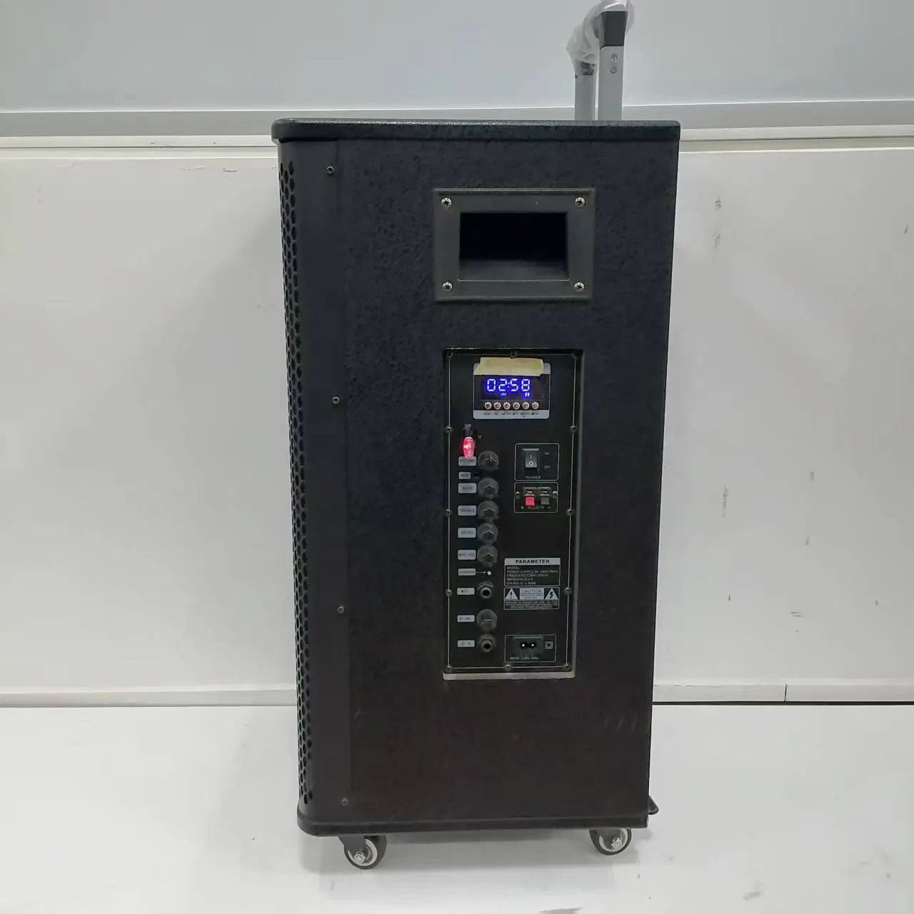 15-дюймовая Bluetooth-колонка на тележке в деревянном корпусе