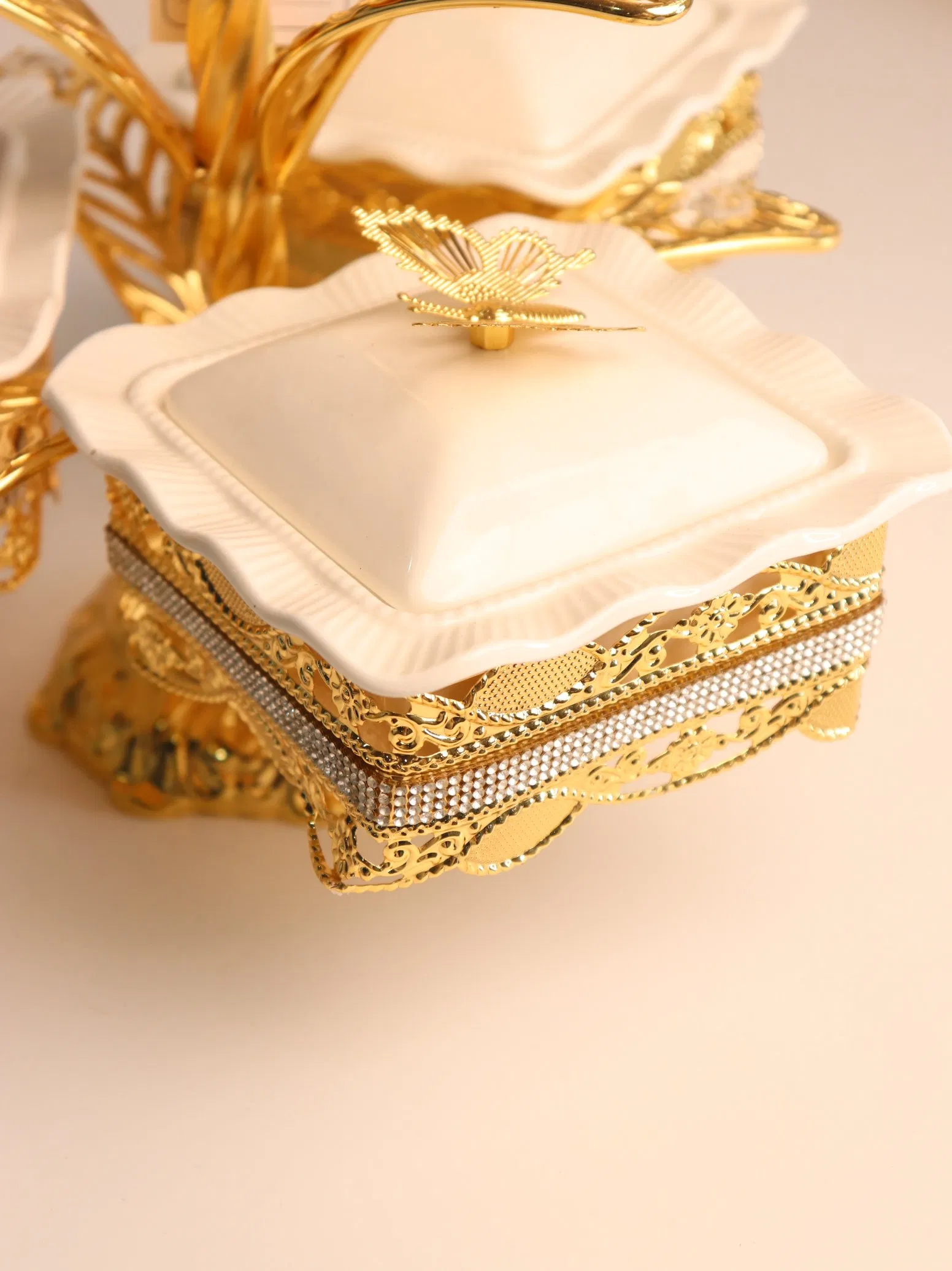 New High-End Gold-Plated Iron Strip with 3 Square Ceramic Bowls