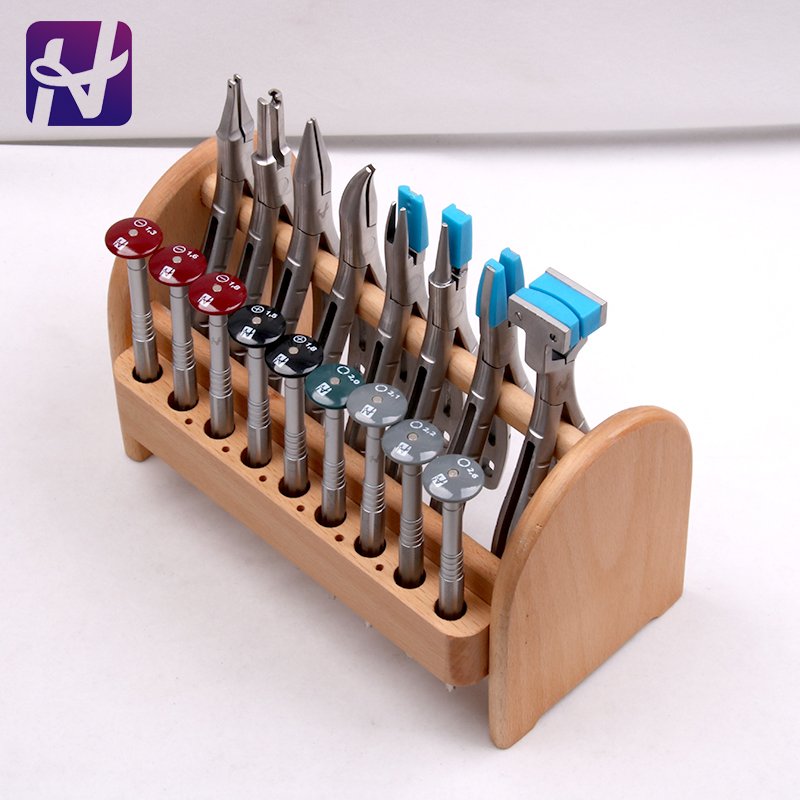 Набор ручных инструментов: 8 плоскогубцев и 9 отверток