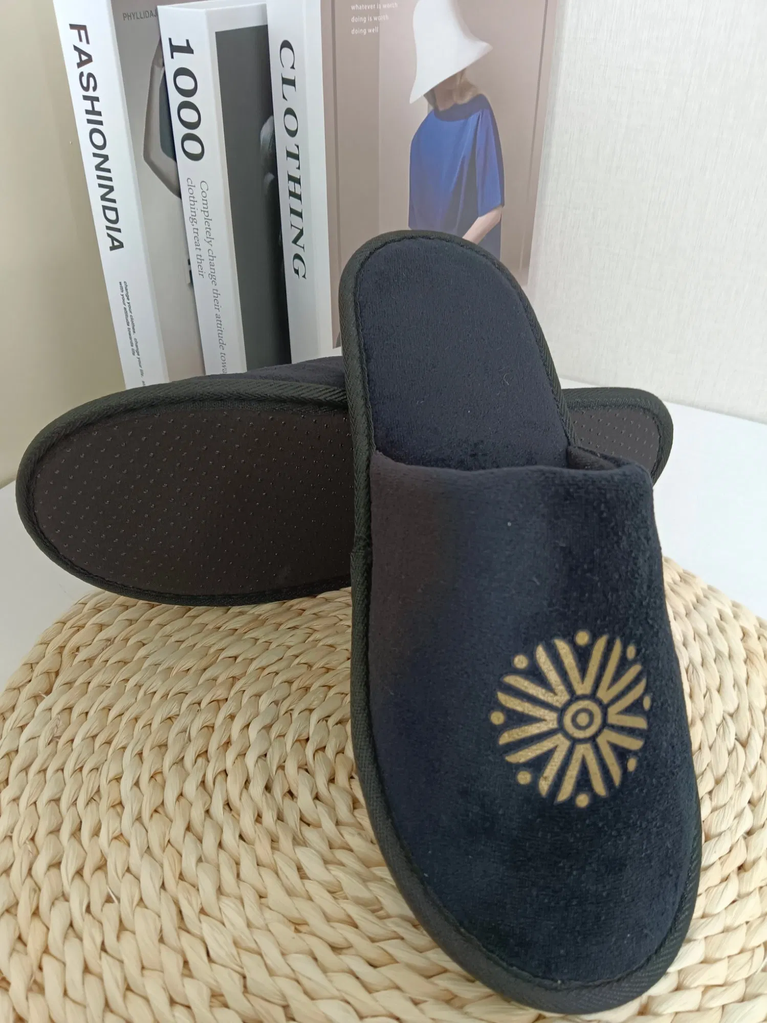 Luxurious Velvet Slippers with Plush Lining Yangzhouhotel Slipper Factory Custom Manufacturer Cut Velvet Washable EVA Sole Hotel Room SPA Disposable Slippers