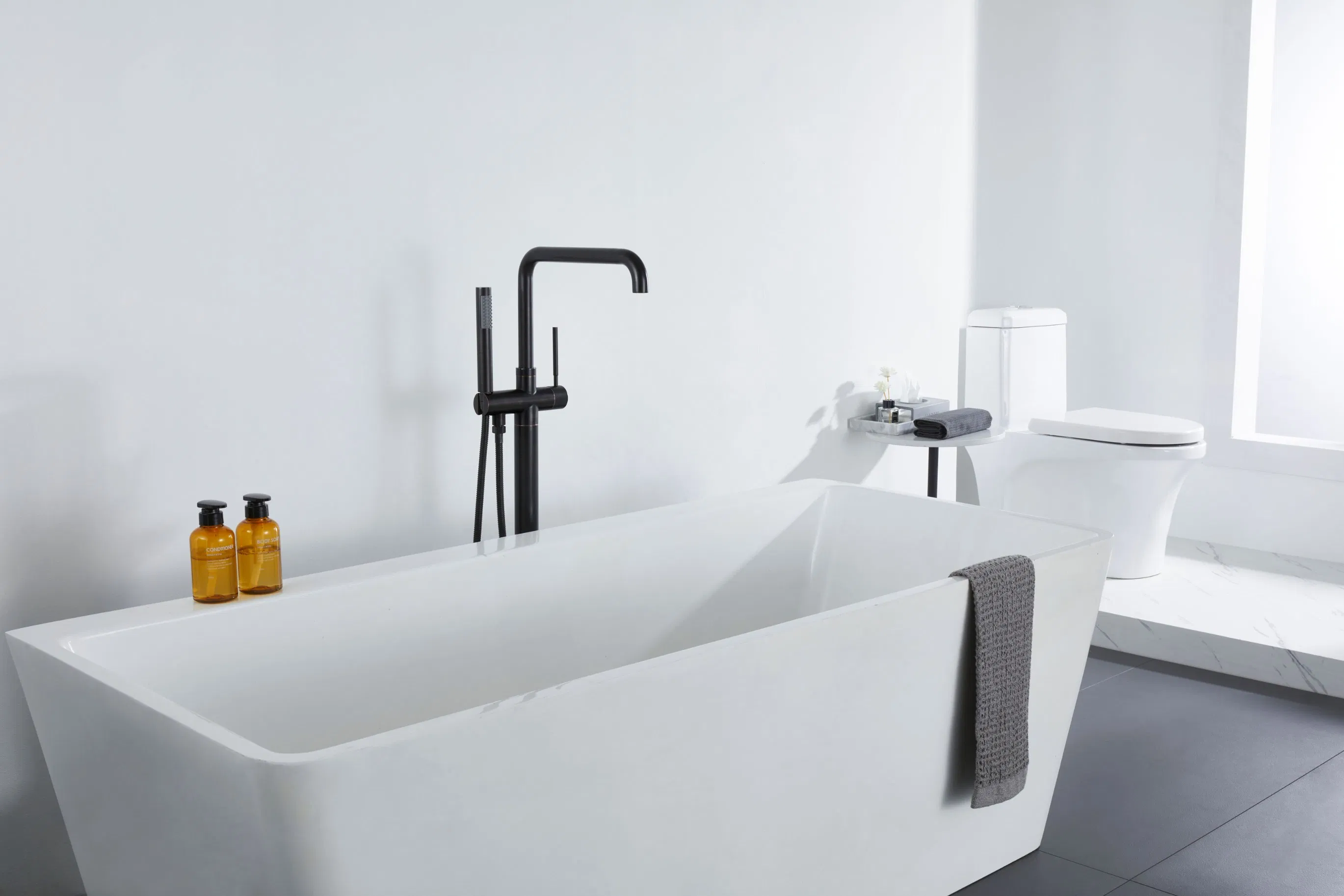 Смеситель для ванны напольный матовый черный с душем