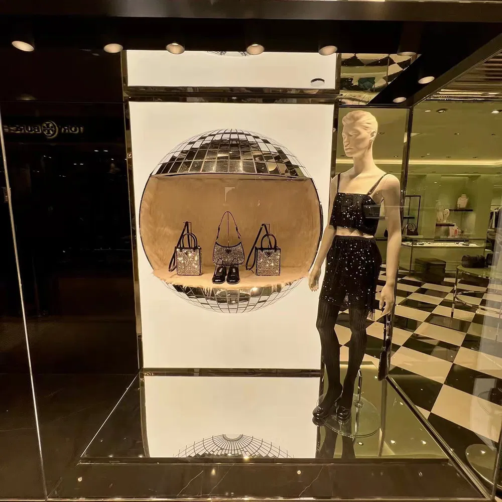 Professional Manufacturing Boutique Store Props Retail Store Decoration Retail Store Winter Window Display Props