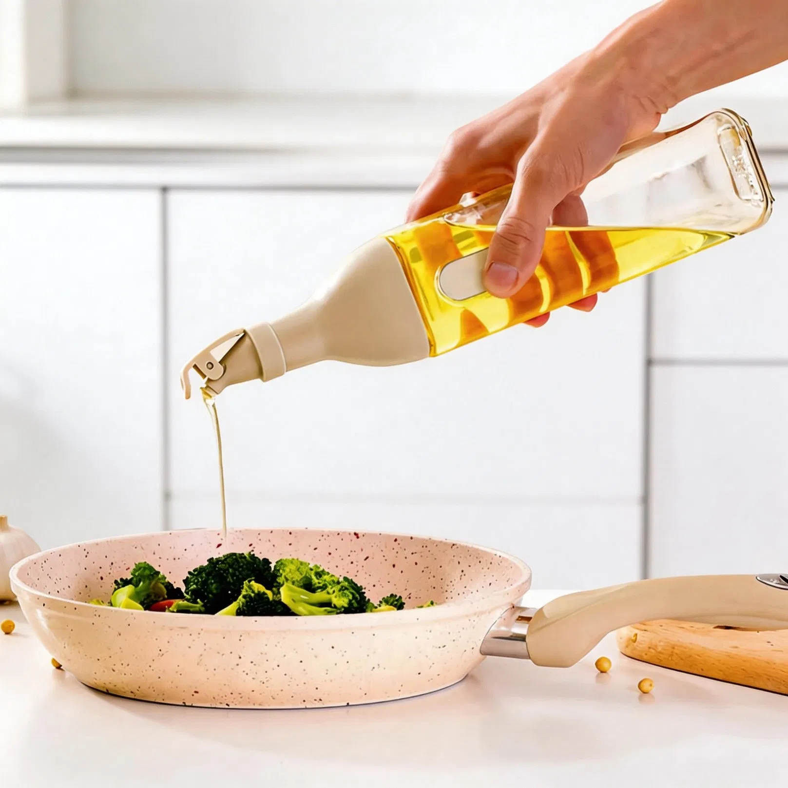 Professional Square Oil Bottle with Color Options for Restaurant and Catering Use