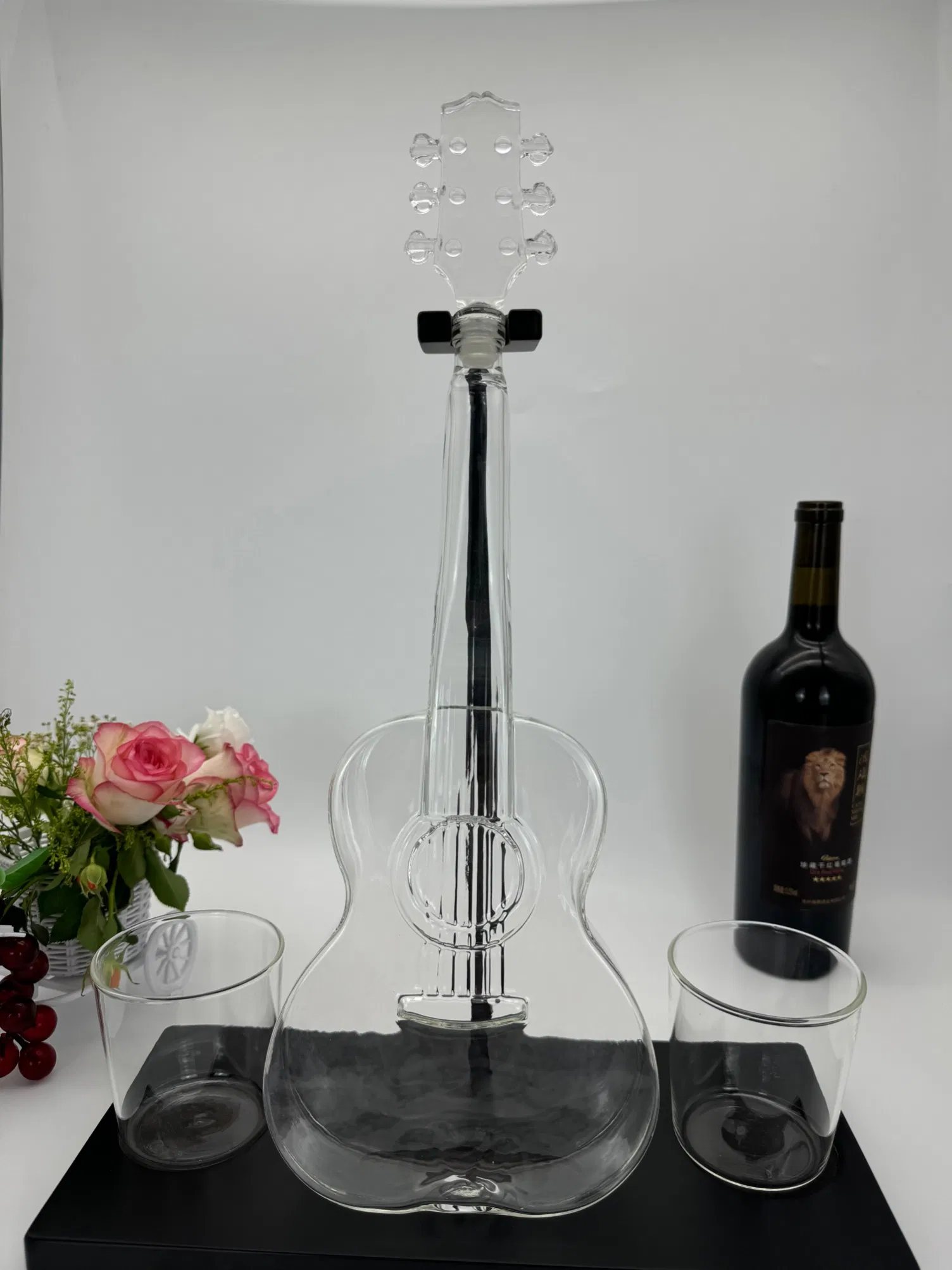 Elegant Glass Wine Decanter with Stopper and Pourer