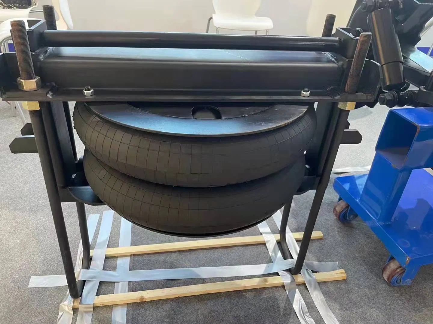 Городской автобус, передняя подвеска на пневмобаллонах, индивидуальный дизайн