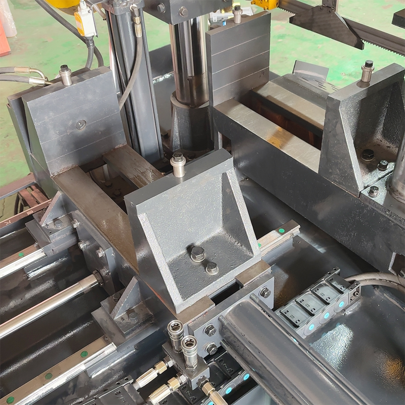 Станок ленточнопильный горизонтальный с автоподачей по металлу