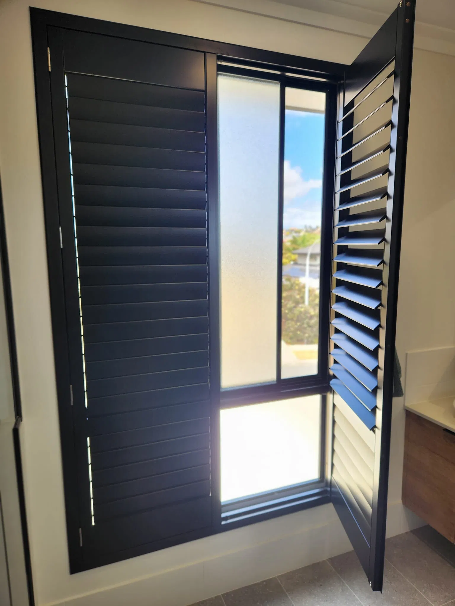 Home Decoration Elegant Style PVC Plantation Shutter/Window Shutters with Slat Style