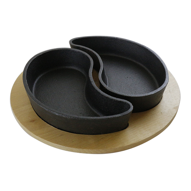 Чугунная сковорода Тайцзи с деревянным подносом