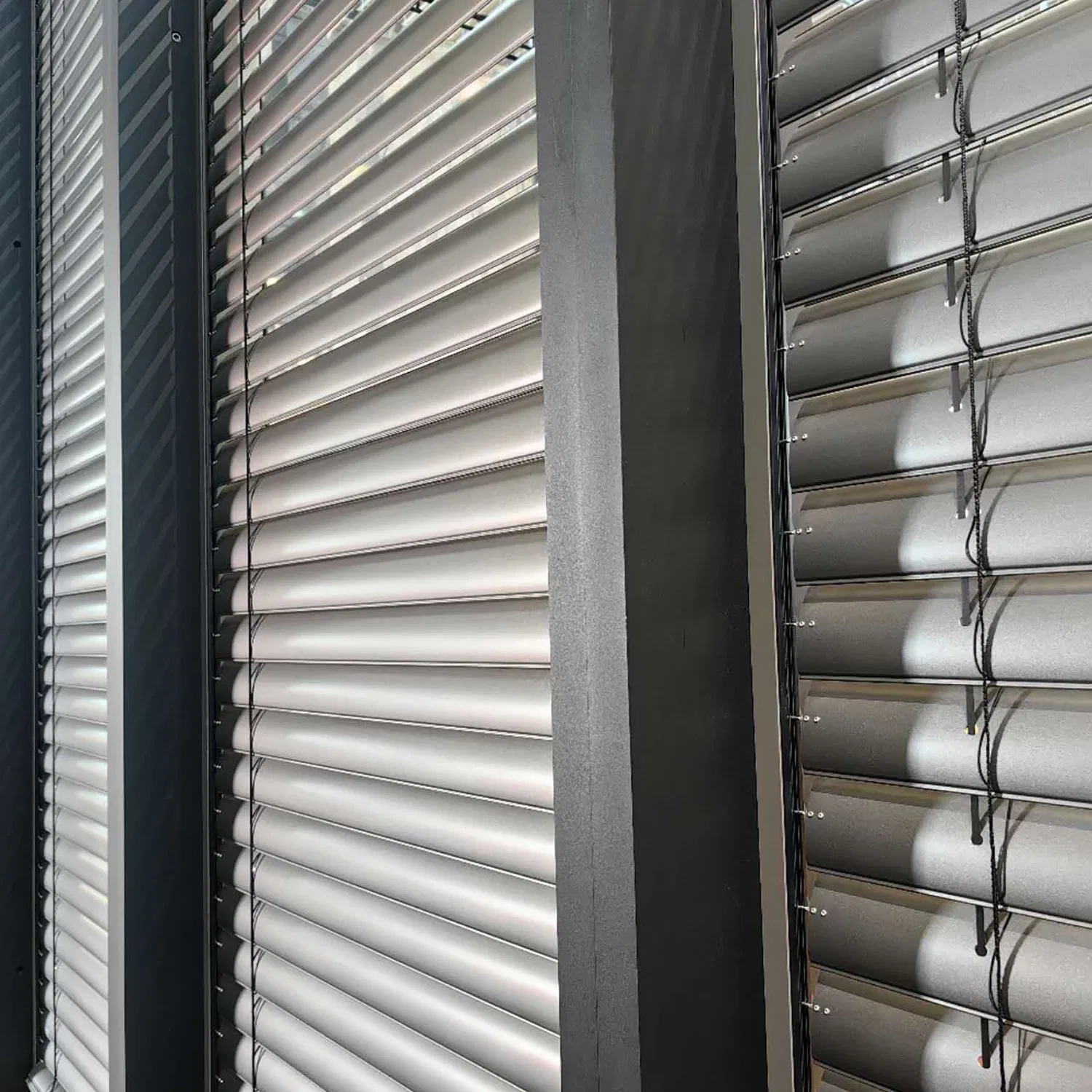 Custom Fit Aluminum Window Blinds for Enhanced Light Control