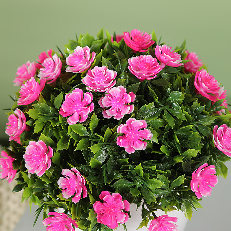 Растения искусственные в горшках