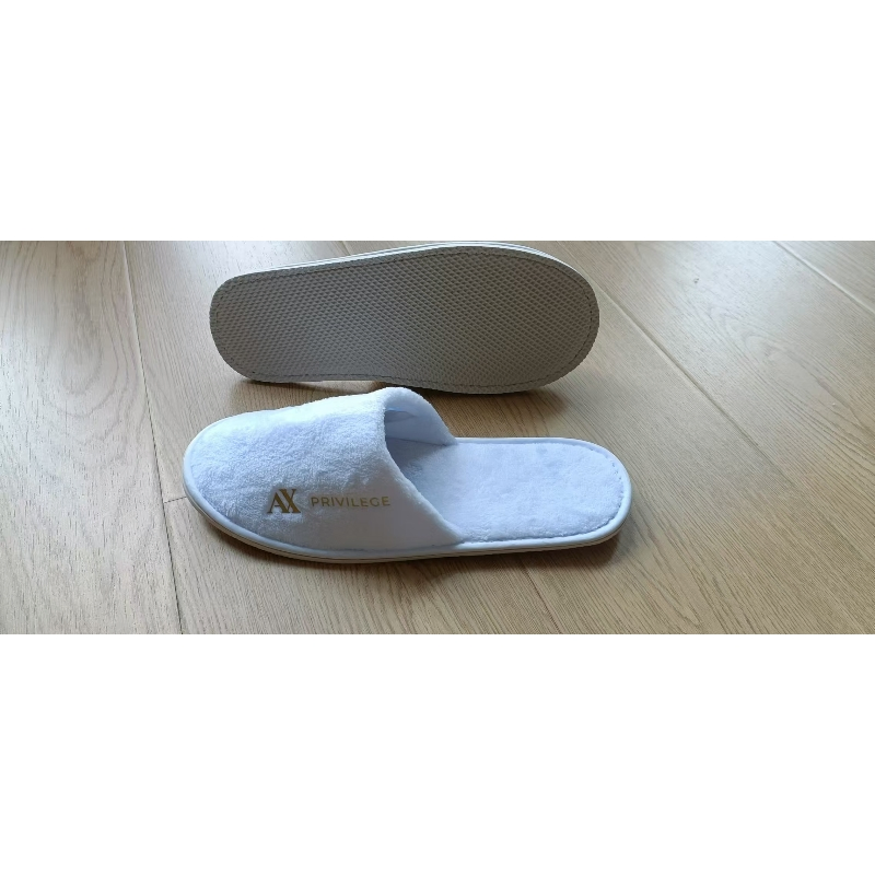 Premium Coral Fleece Hotel Slippers with Custom Logo for Guest Rooms Resorts and Spas