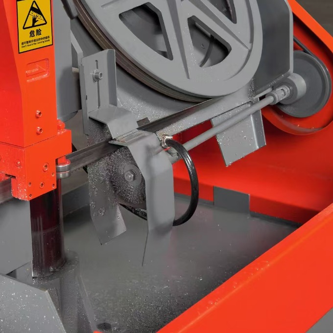 Пила ленточная горизонтальная по металлу с ручным натяжением