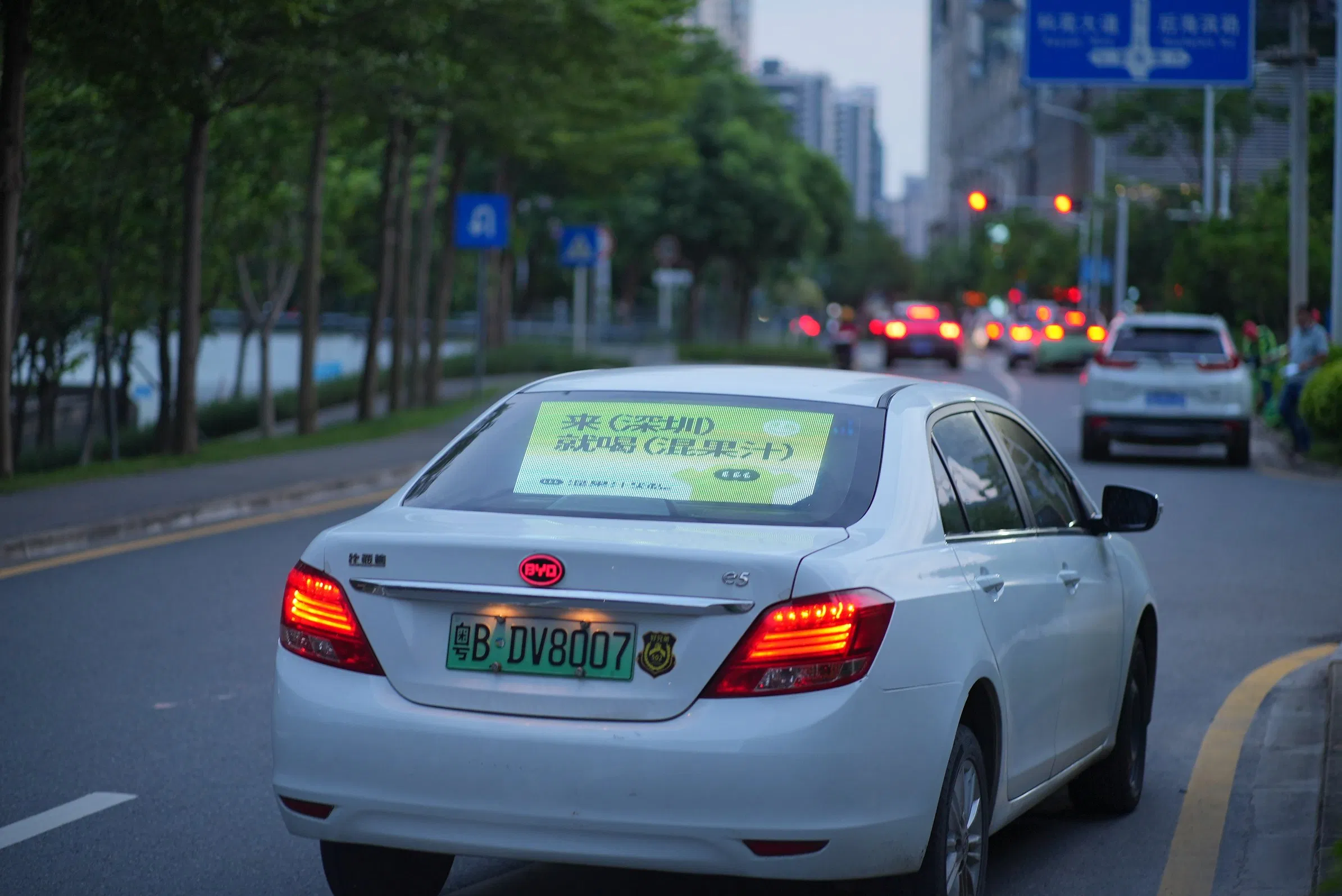 Гибкий прозрачный LED-экран для автостекла