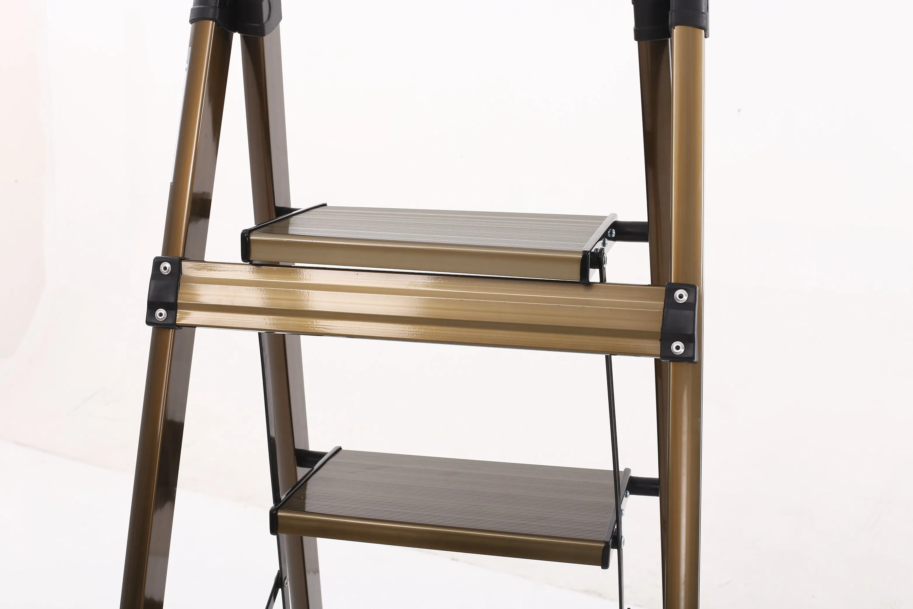 Sturdy and Non-Slip Aluminum Household Ladder with Big 18cm Pedal