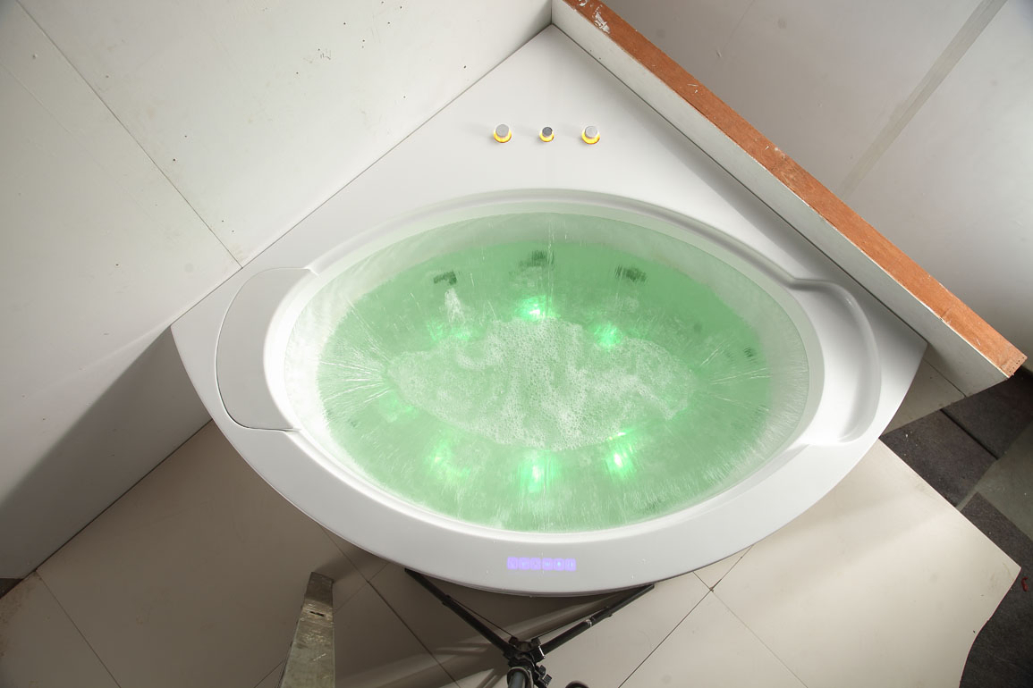 Угловая ванна с гидромассажем и водопадом