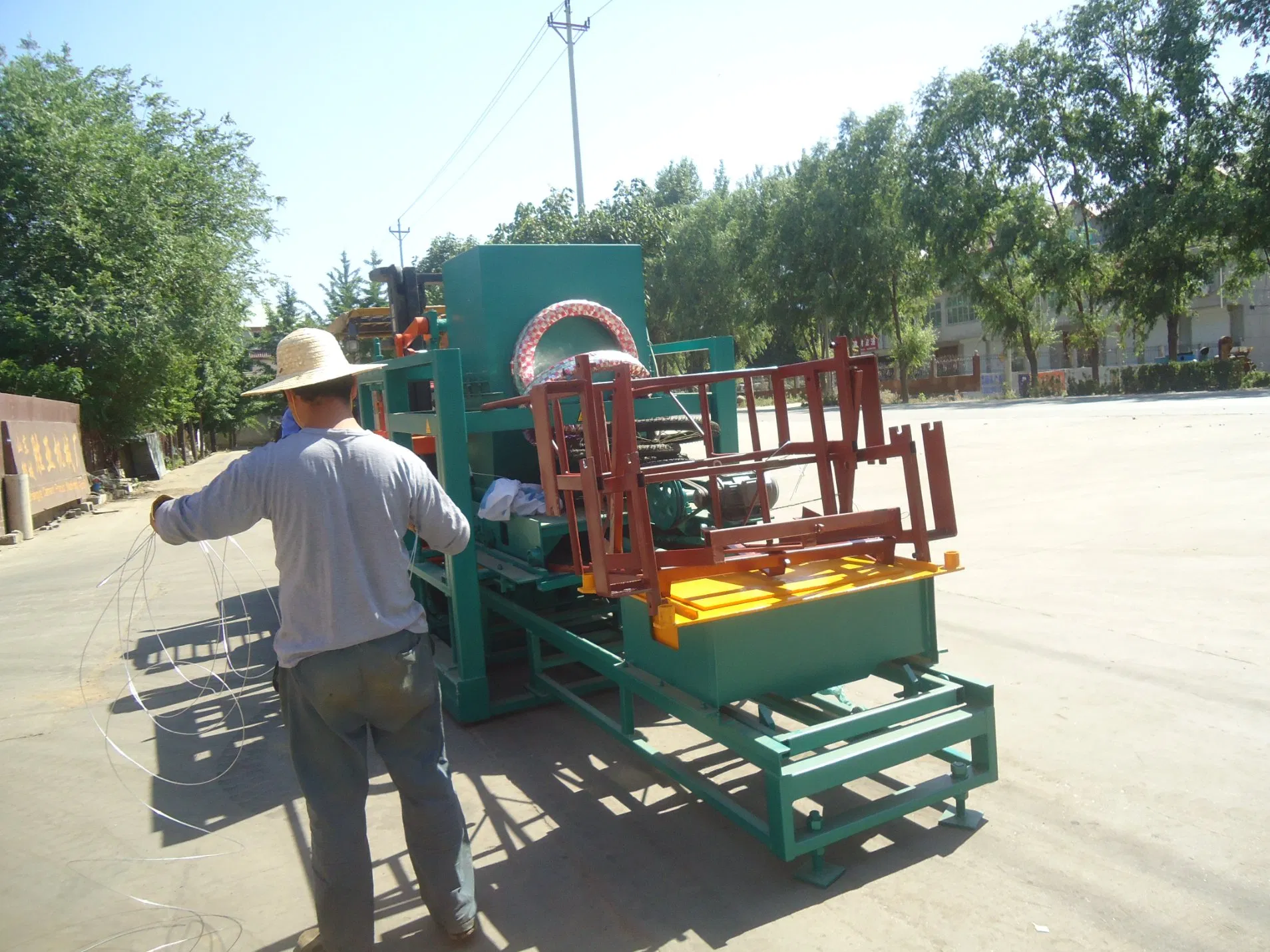 Qt4-20 Semi Automatic Concrete Block Moulding Machine
