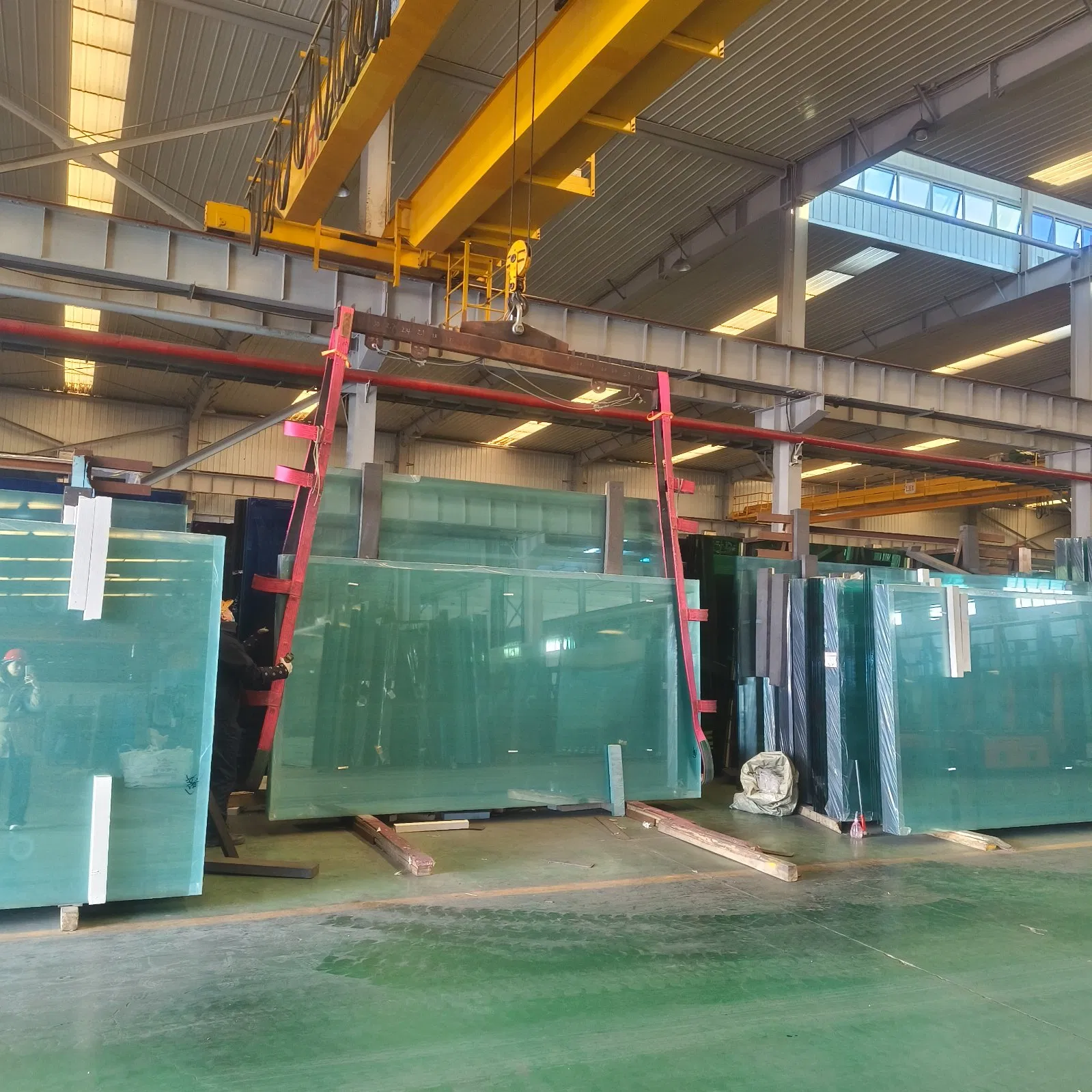 Закаленное ламинированное стекло Lake Blue для окон