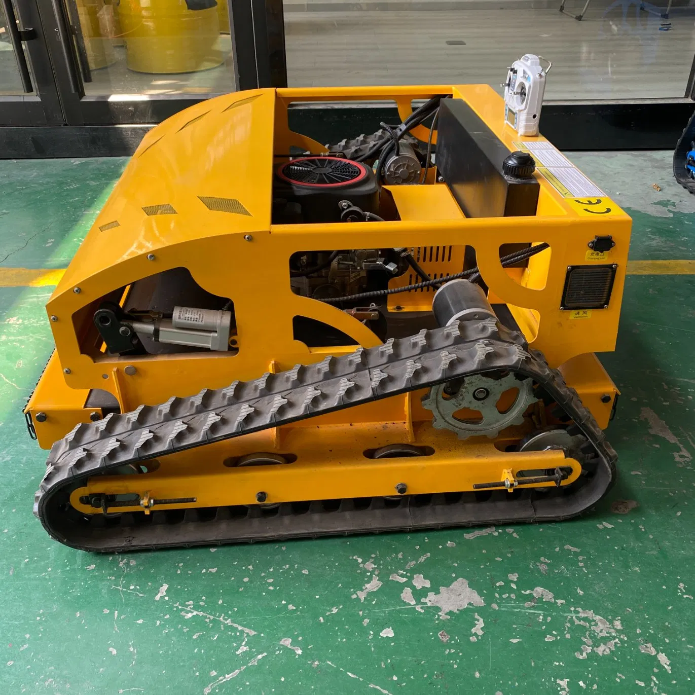 Робот-газонокосилка на дизеле с дистанционным управлением