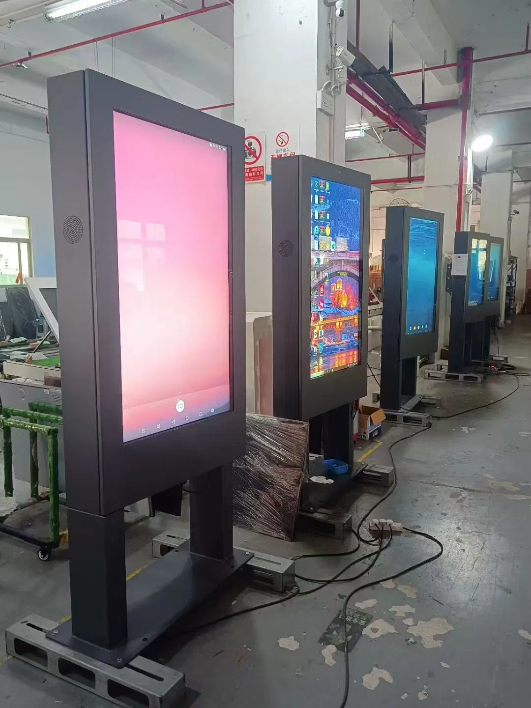 Уличный сенсорный монитор Stele в портретном формате