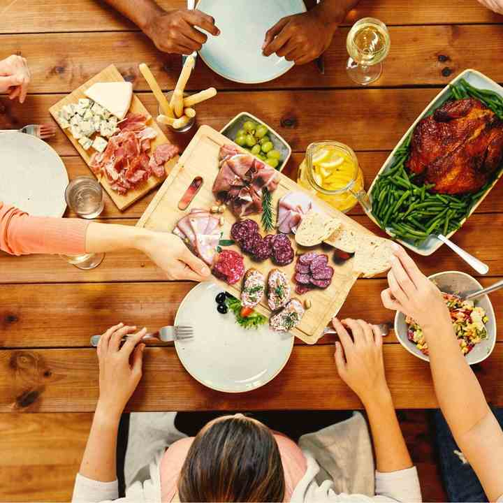 Бамбуковая сырная доска с ножами и ящиком для пикника