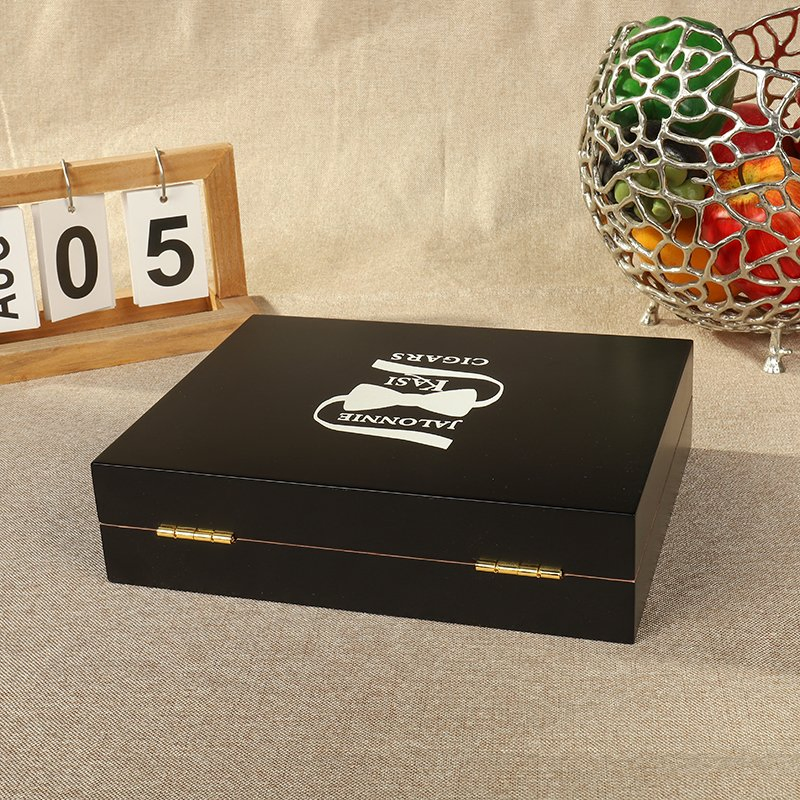 Wholesale Chiristmas Day Wood Cigar Packaging Box Solid Wood Cigarette Humidor Box Wood Veneer Parquet All Kinds of Pattern Printing Customized Packing Gift Box