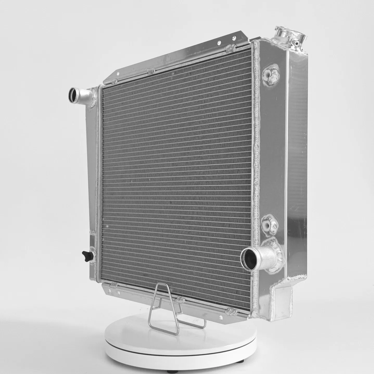 Радиатор алюминиевый для Ford Bronco 66-77