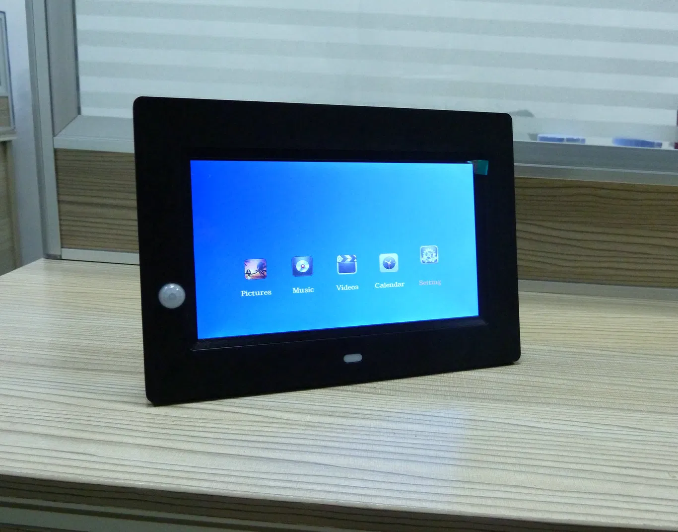 7" Digital Photo Frame Player with Infra Red Sensor