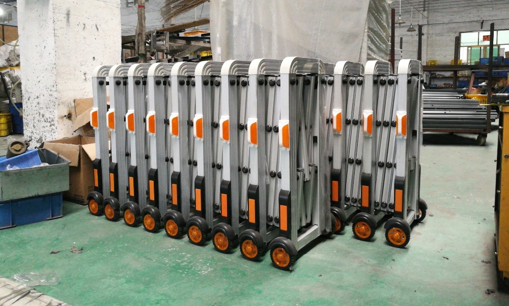 Versatile Roadside Accordion Barrier with Innovative Aluminum Design