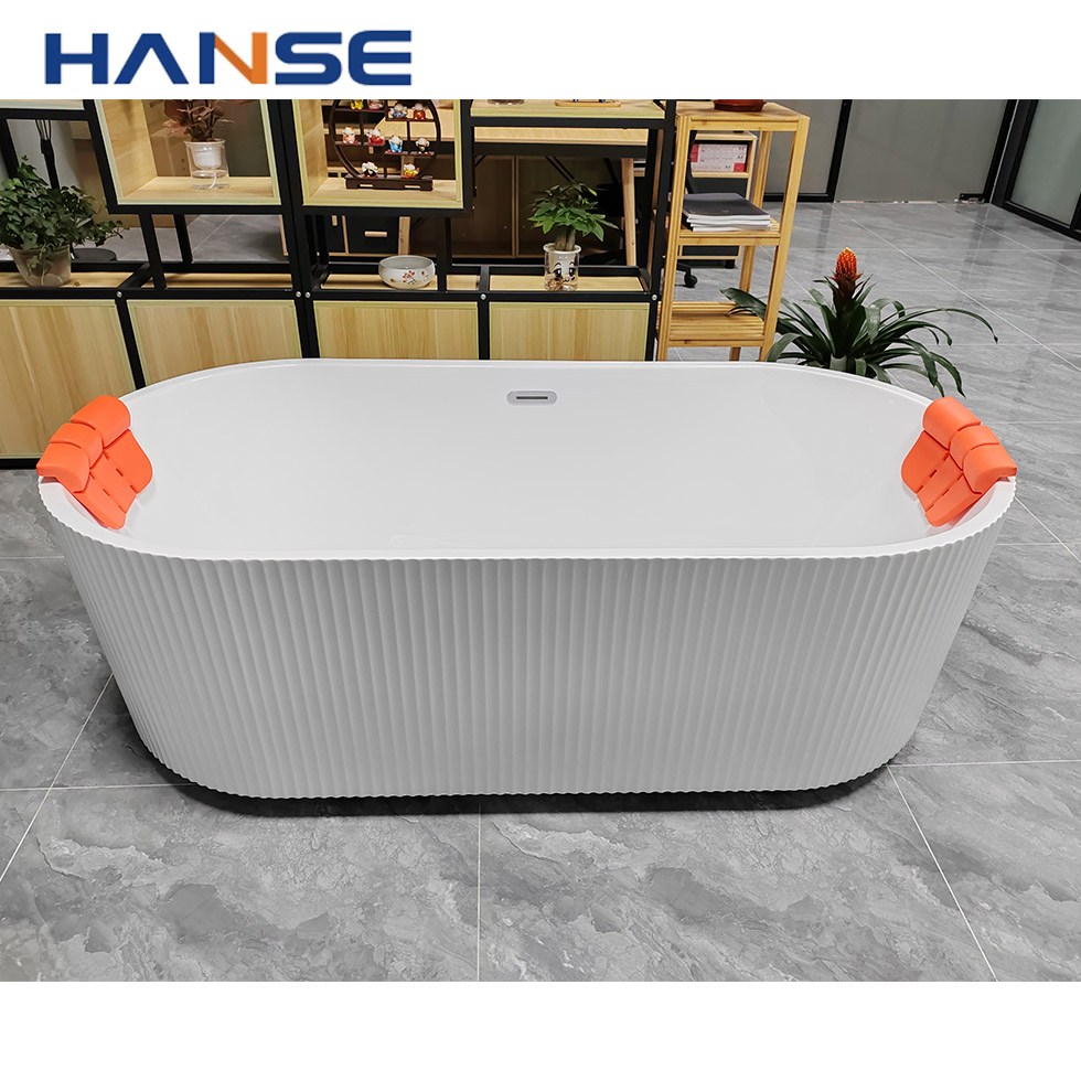 Акриловая ванна овальная отдельностоящая с гидромассажем