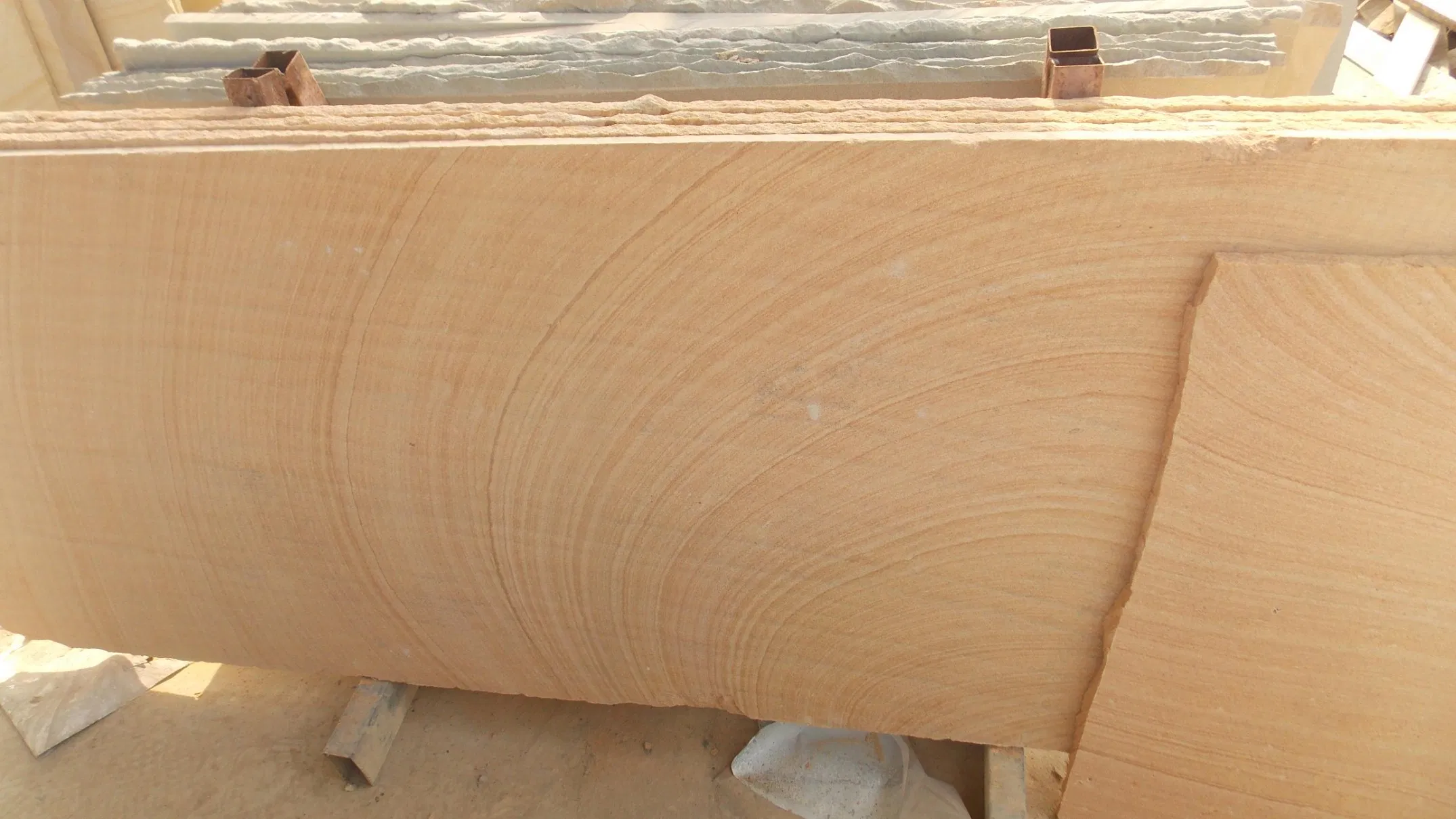 Saw-Cutting Honed Yellow/Beige/Grey/Red/Brown Wood-Grain Sandstone for Wall Decoration or Pavement